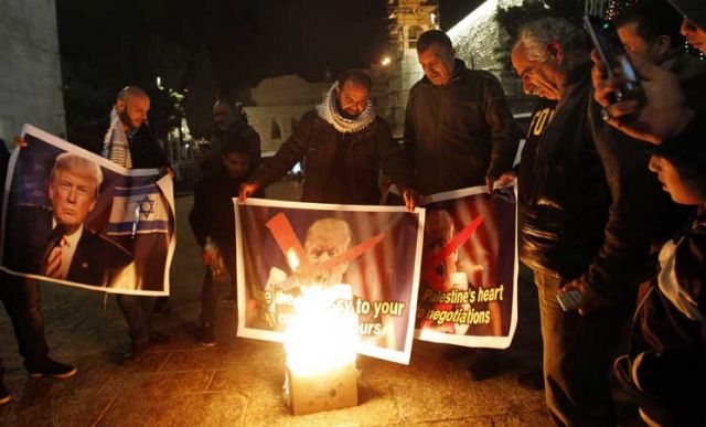 فلسطينيون يحرقون صورا لترامب في بيت لحم