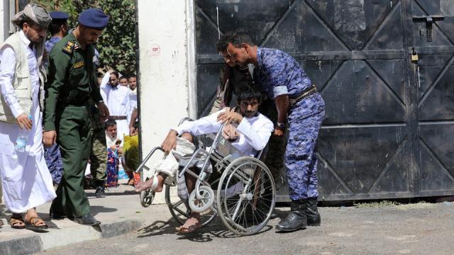 أحد المعتقلين الخارجين من سجون الحوثي في صنعاء (أرشيفية - فرانس برس)