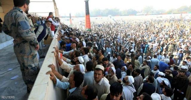 آلاف الأفغان احتشدوا بملعب كرة للحصول على تأشيرة لباكستان
