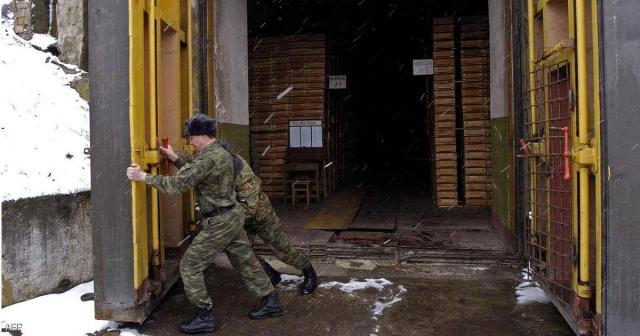 قوات روسية أمام مخزن للذخيرة في ترانسنيستريا