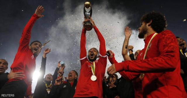 محمود كهربا يحمل كأس دوري أبطال أفريقيا