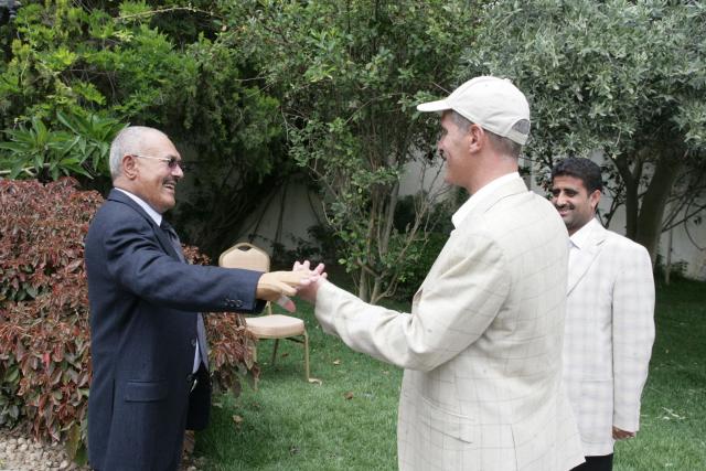 العميد عصام دويد مع الزعيم الرئيس الراحل علي عبدالله صالح