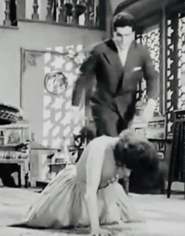 عمر الشريف وهو وقع فاتن حمامة وكسرت قدمها