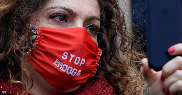 متظاهرة أمام مبنى البرلمان الأوروبي ضد سياسات أردوغان