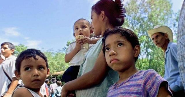 أطفال عائلة في السلفادور تنتظر دورها لتلقي الغذاء.