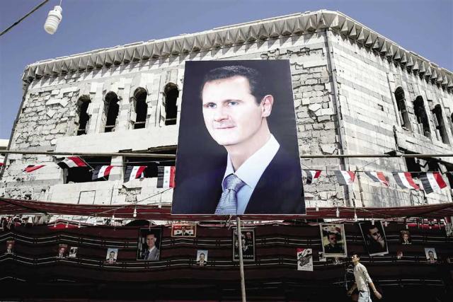 صورة ضخمة للأسد فى دوما بالعاصمة دمشق