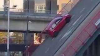 فيديو مرعب.. جسر متحرك يفتح فجأة وسيارة تواجه مصيرها
