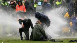 هولندا.. اعتقال العشرات في احتجاجات مرتبطة بكورونا في البلاد