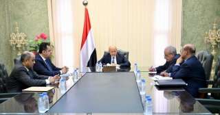 رئيس مجلس القيادة الرئاسي يجتمع برئيس الوزراء ومحافظ البنك المركزي ووزير المالية