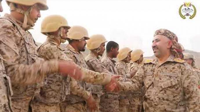 بالفيديو | قائد محور الرزامات يؤدي صلاة العيد ويهنئ القيادة العسكرية بحلول عيد الفطر المبارك