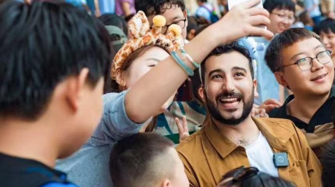 المشهور العربي صاحب الخمسة وثلاثين مليون متابع في الصين احمد جابر الملقب بlaowang .