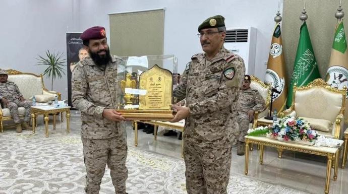 قائد محور مران اللواء الركن عبدالكريم السدعي يكرم قائد قوة جازان اللواء الركن خميس الزهراني تقديرًا لجهوده في دعم القوات اليمنية خلال فترة قيادته