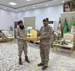 قائد محور مران اللواء الركن عبدالكريم السدعي يكرم قائد قوة جازان اللواء الركن خميس الزهراني تقديرًا لجهوده في دعم القوات اليمنية خلال فترة قيادته