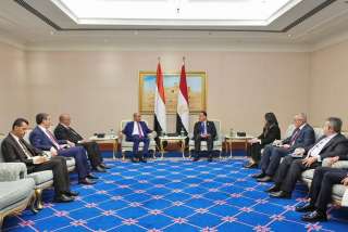 رئيس الوزراء يستعرض مع نظيره المصري العلاقات الأخوية وآفاق تنمية التعاون الثنائي في مختلف المجالات