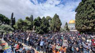 عشرات الآلاف المصلين يؤدون صلاة الجمعة في الأقصى