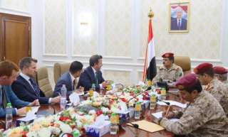 وزير الدفاع يبحث مع الملحق العسكري البريطاني تعزيز التعاون المشترك