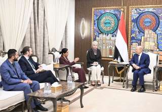 رئيس مجلس القيادة يستقبل سفيرة المملكة المتحدة