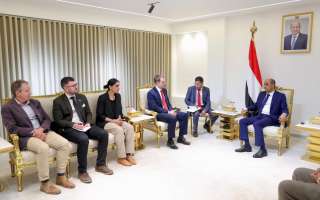 رئيس الوزراء يعقد في عدن جلسة مباحثات مع وزير الدولة البريطاني