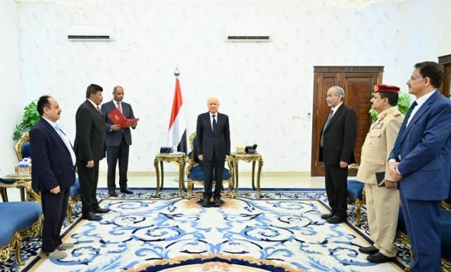 رئيس مجلس القيادة يقلد رئيسي جهازي الامن السياسي والقومي السابقين وسامي الشجاعة