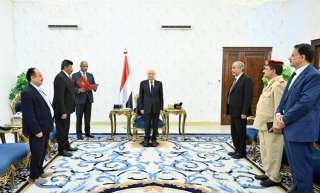 رئيس مجلس القيادة يقلد رئيسي جهازي الامن السياسي والقومي السابقين وسامي الشجاعة