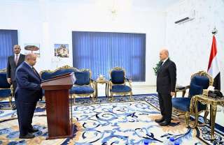 محافظ حضرموت يؤدي اليمين الدستورية امام رئيس مجلس القيادة الرئاسي