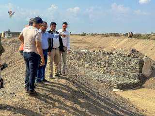 فريق وزارة الزراعة والري يتفقد أعمال مشروع حماية أراضي المزارعين في وادي تمنان بلحج