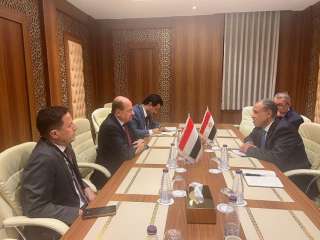 وزير الخارجية يبحث مع نظيره المصري العلاقات الثنائية وتعزيز التنسيق المشترك