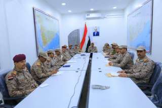 رئيس هيئة الأركان يترأس اجتماعاً بقادة الهيئات والمناطق والمحاور العسكرية