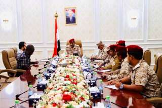 نائب رئيس الأركان يبحث تدخلات الصليب الأحمر الطبية والإنسانية في اليمن