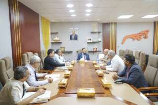 وزير الدولة محافظ عدن يناقش آليات سير العمل في النقل والمرور ومصافي عدن