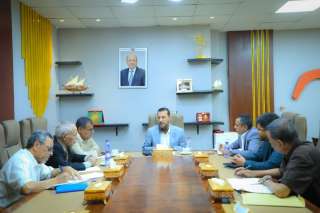 محافظ عدن يؤكد على أهميه تكثيف الرقابة الميدانية وظبط الأسواق ومنع الاحتكار