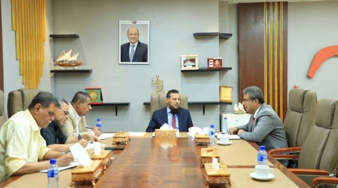 محافظ عدن يناقش دور هيئة المواصفات والمقاييس في ضبط الجودة وحماية المستهلك