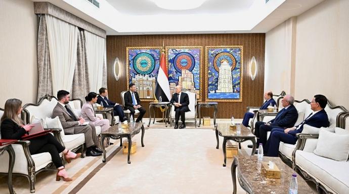 رئيس مجلس القيادة يستقبل وزير الدولة البريطاني لشؤون الشرق الاوسط