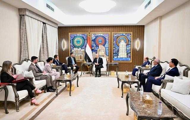 رئيس مجلس القيادة يستقبل وزير الدولة البريطاني لشؤون الشرق الاوسط