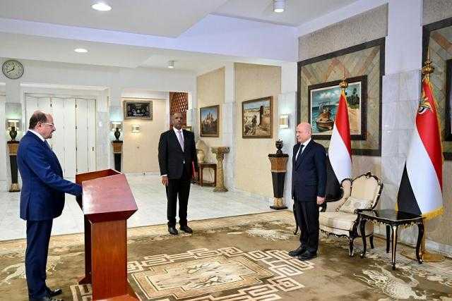 رئيس واعضاء الحكومة يؤدون اليمين الدستورية امام رئيس مجلس القيادة الرئاسي