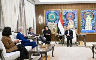 رئيس مجلس القيادة يؤكد التزام اليمن بالشراكة الوثيقة مع المجتمع الدولي في مجال مكافحة الإرهاب وحماية الممرات المائية