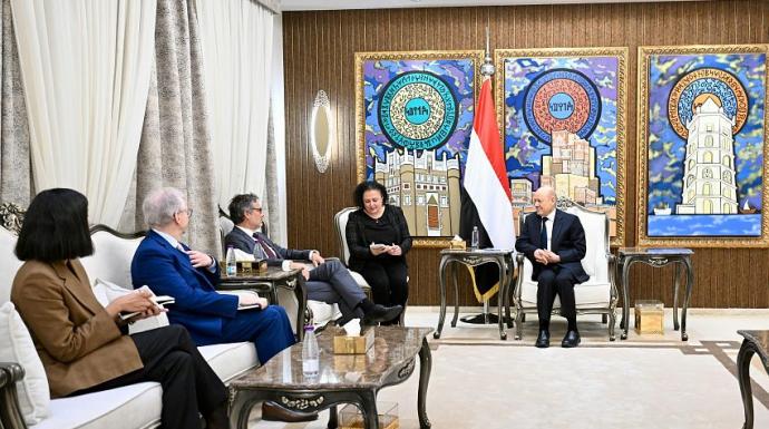 رئيس مجلس القيادة يؤكد التزام اليمن بالشراكة الوثيقة مع المجتمع الدولي في مجال مكافحة الإرهاب وحماية الممرات المائية