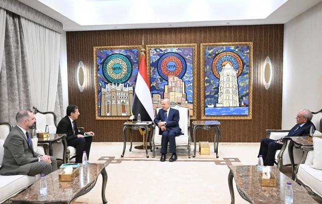 رئيس مجلس القيادة لوفد من المعهد الاوروبي للسلام: التعامل مع الحوثيين كفاعل طبيعي هو خطأ بنيوي يهدد باستدامة الحروب والمعاناة