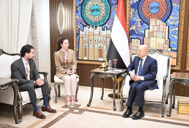 رئيس مجلس القيادة يشيد بالضغوط الامريكية القصوى على المليشيات الحوثية والنظام الايراني