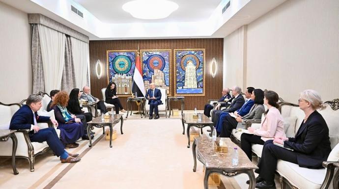 رئيس مجلس القيادة يستقبل وفدا برلمانيا المانيا