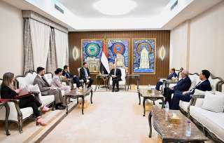 رئيس مجلس القيادة يستقبل وزير الدولة البريطاني لشؤون الشرق الاوسط