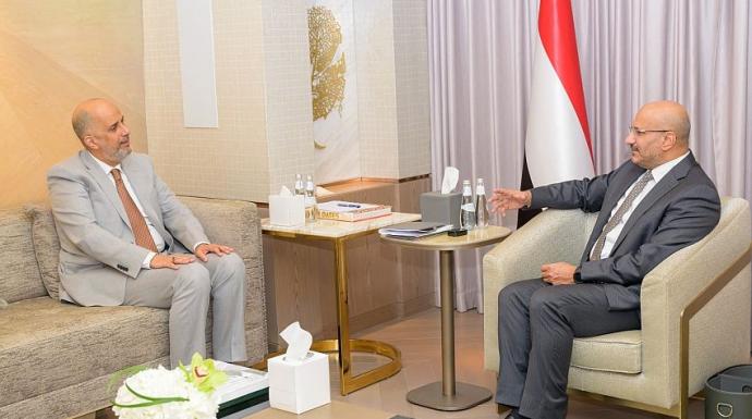 عضو مجلس القيادة طارق صالح يؤكد أهمية تعزيز الاستقرار المالي وتنمية الإيرادات