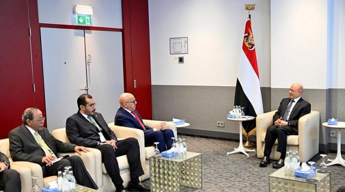 رئيس مجلس القيادة يؤكد اهمية الزخم الخليجي لبناء مؤسسات الدولة وإنهاء الانقلاب