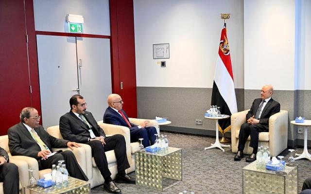 رئيس مجلس القيادة يؤكد اهمية الزخم الخليجي لبناء مؤسسات الدولة وإنهاء الانقلاب