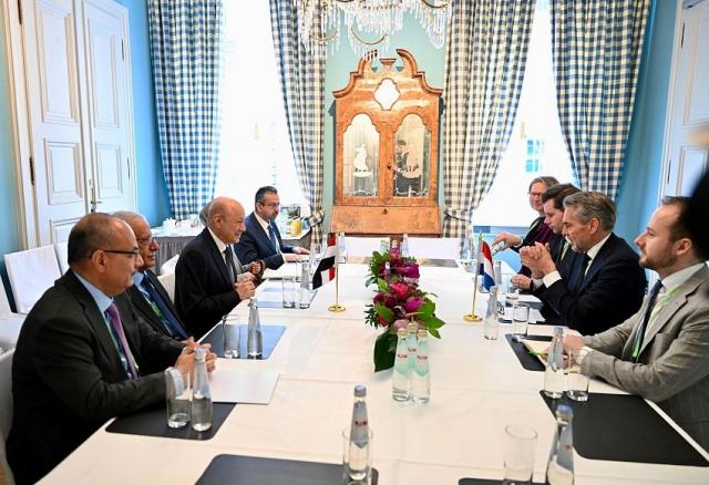 رئيس مجلس القيادة يبحث مع رئيس وزراء هولندا الدعم الأوروبي لإنهاء التهديد الارهابي الحوثي