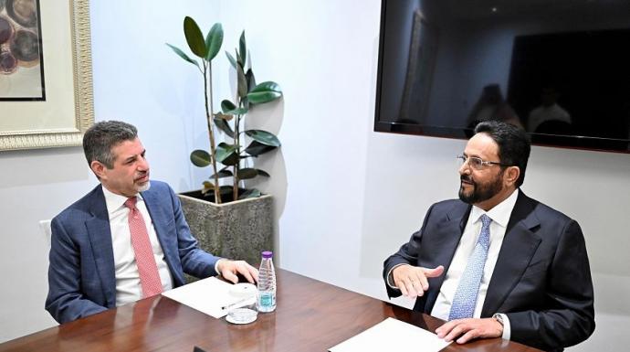 العرادة خلال لقائه السفير الأمريكي يدعو المجتمع الدولي إلى مساندة الحكومة والشعب اليمني