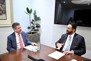 العرادة خلال لقائه السفير الأمريكي يدعو المجتمع الدولي إلى مساندة الحكومة والشعب اليمني