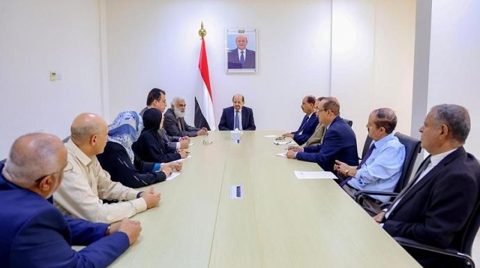 رئيس الوزراء يطلع على سير العمل بوزارة الخارجية ويرأس اجتماعا لرؤساء الدوائر