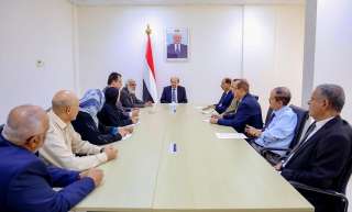 رئيس الوزراء يطلع على سير العمل بوزارة الخارجية ويرأس اجتماعا لرؤساء الدوائر