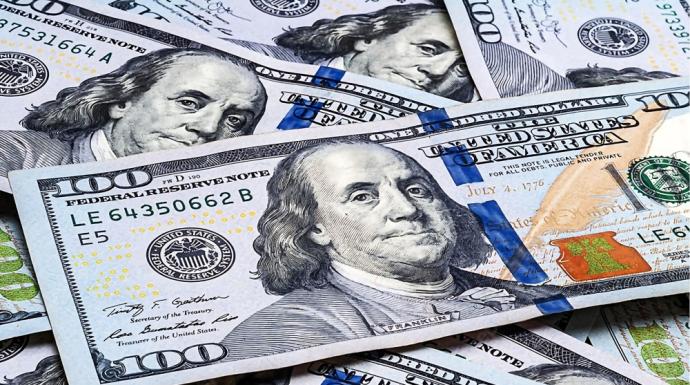 الدولار يهبط مع ترقب اجتماعات بنوك مركزية